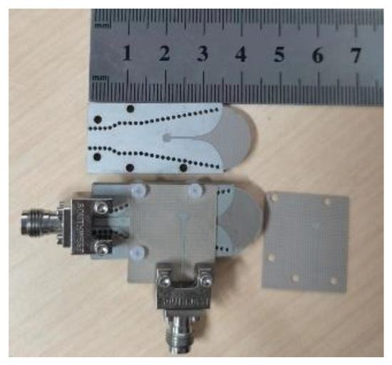 LowProfile DualPolarized Antenna Integrated with Horn and Vivaldi