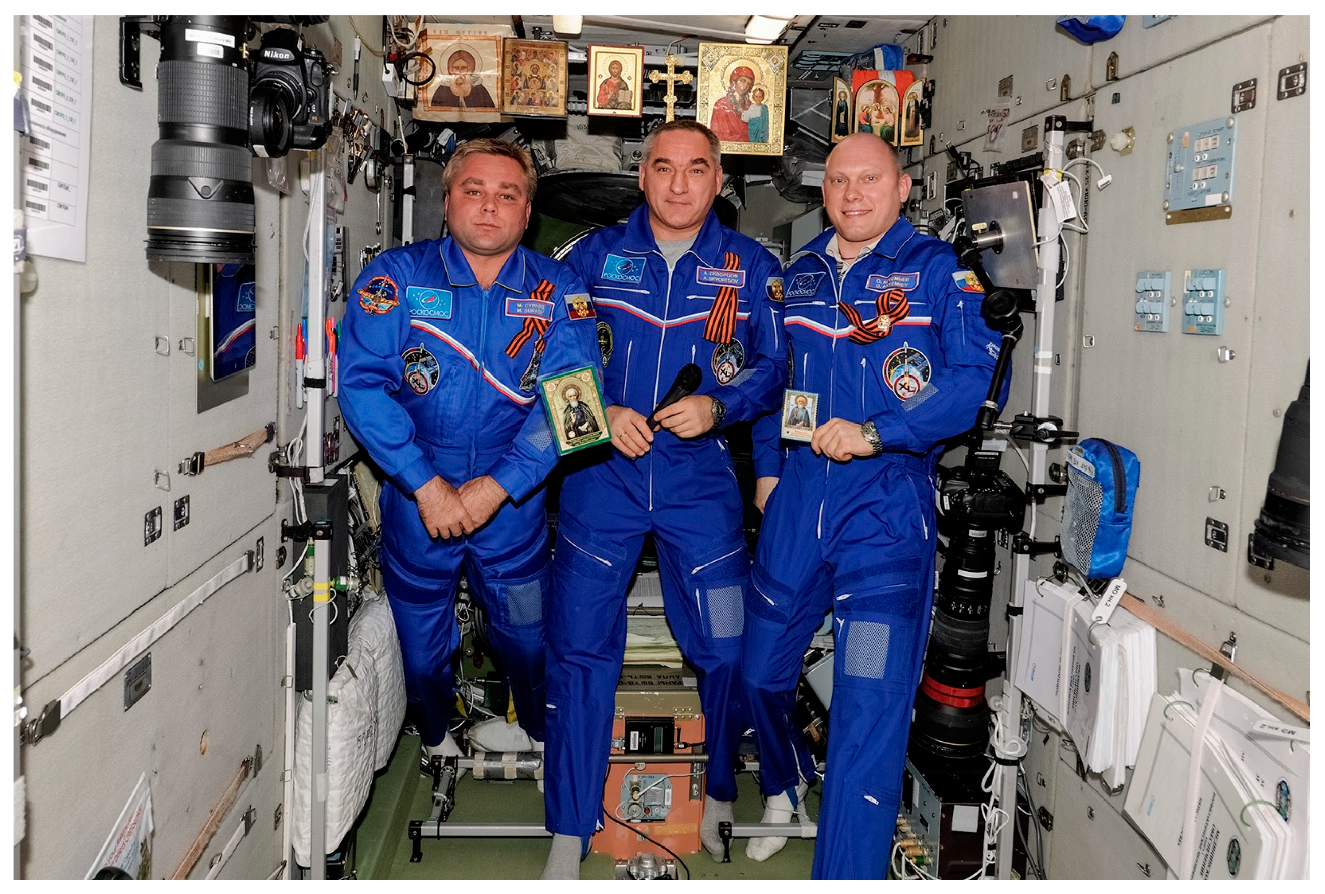 Какую работу сейчас выполняют в космосе. МКС 1999. Космонавты России на МКС.