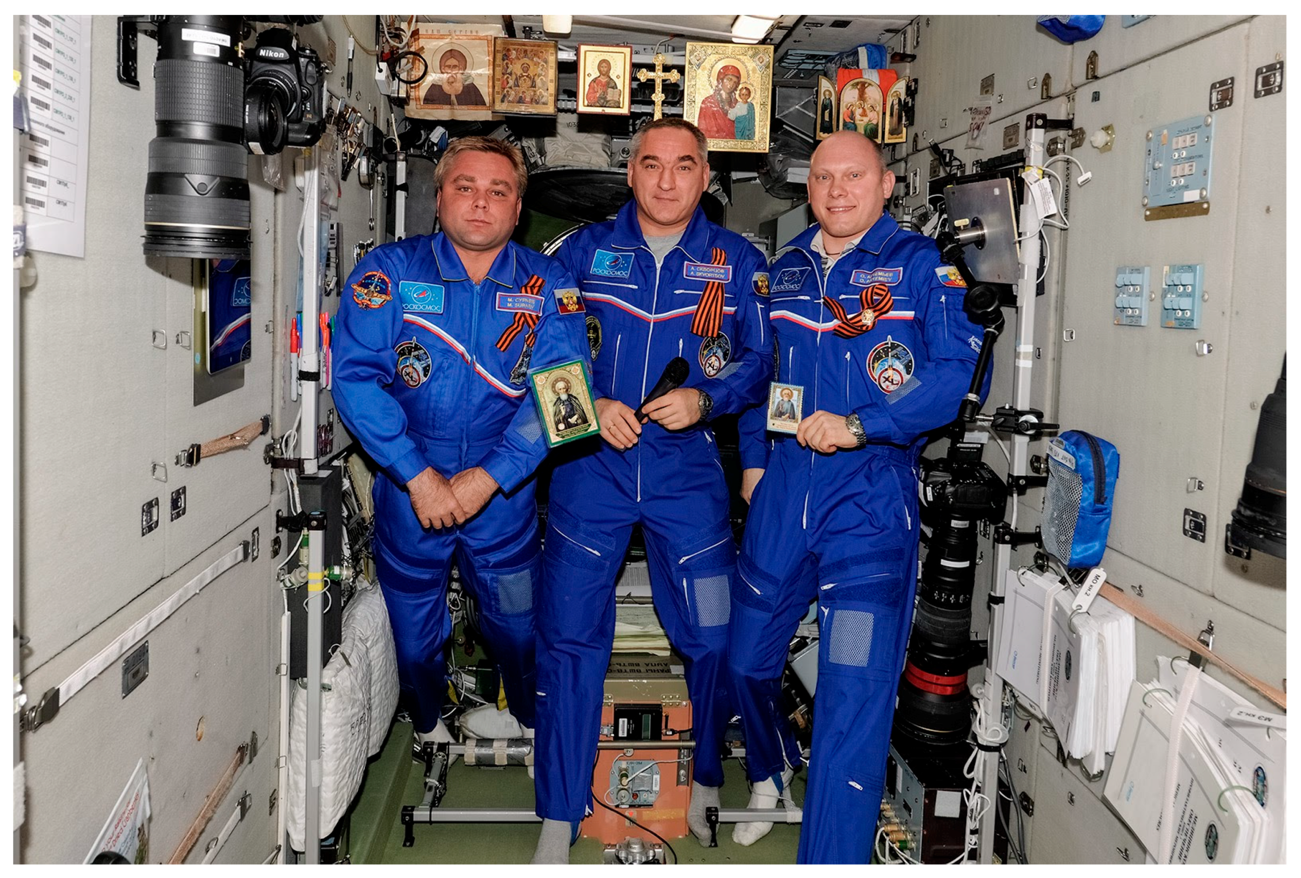 Сколько времени в космосе. Космонавты России на МКС. Космонавты с иконами на МКС. Космическая станция МКС С космонавтами. Космонавт Олег Артемьев на орбите.