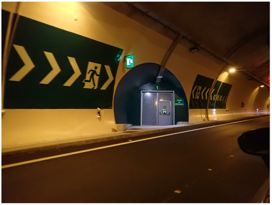 Robot Localization in Tunnels: Combining Discrete Features in a 
