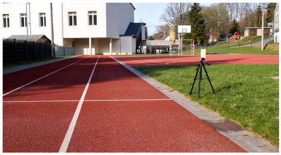 Premium Photo  Measuring the running speed of an athlete using a  mechanical stopwatch hand with a stopwatch on the background of the legs of  a runner